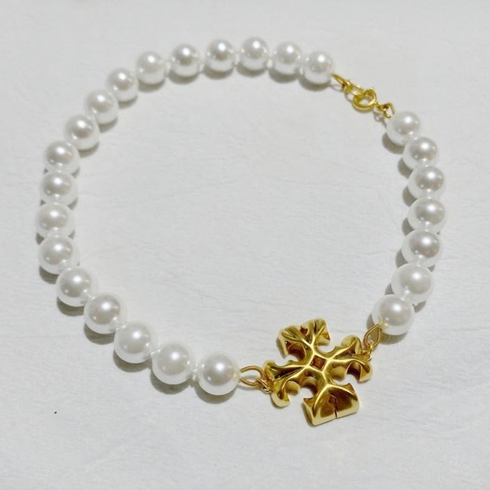 Tory Burch Elegant Pearl Choker Necklace with Gold Charm